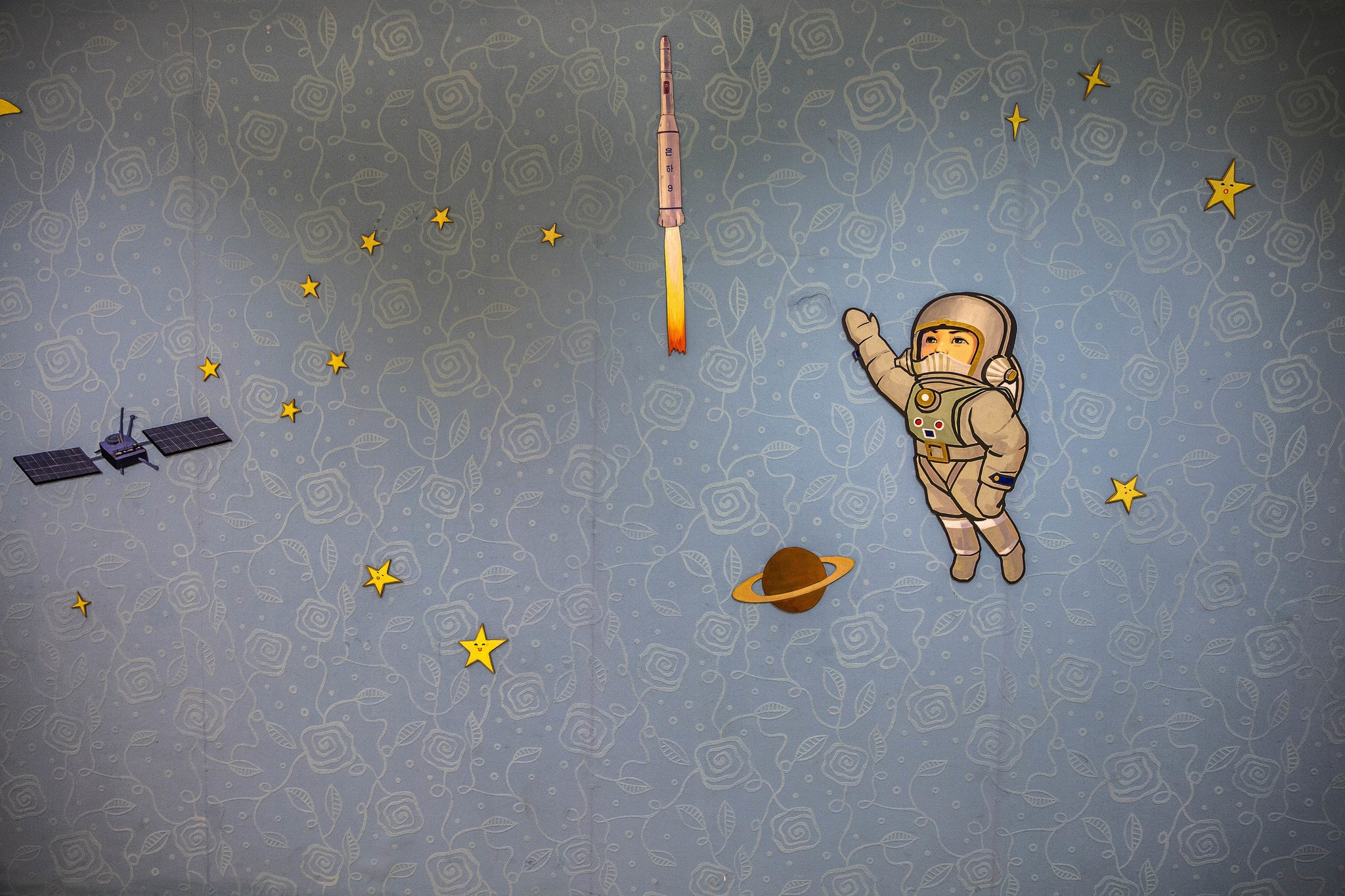 Một bức tranh dán tường tại bệnh viện nhi ở Bình Nhưỡng tái hiện về sự kiện phóng tên lửa Unha-3 của Triều Tiên.