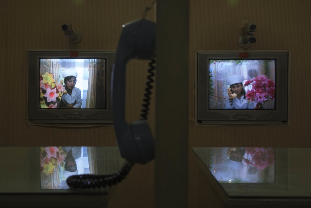 Buồng điện thoại tại một bệnh viện phụ sản ở Bình Nhưỡng. Người thân có thể sử dụng điện thoại và màn hình để nói chuyện với người mẹ và nhìn thấy đứa trẻ vừa mới chào đời.