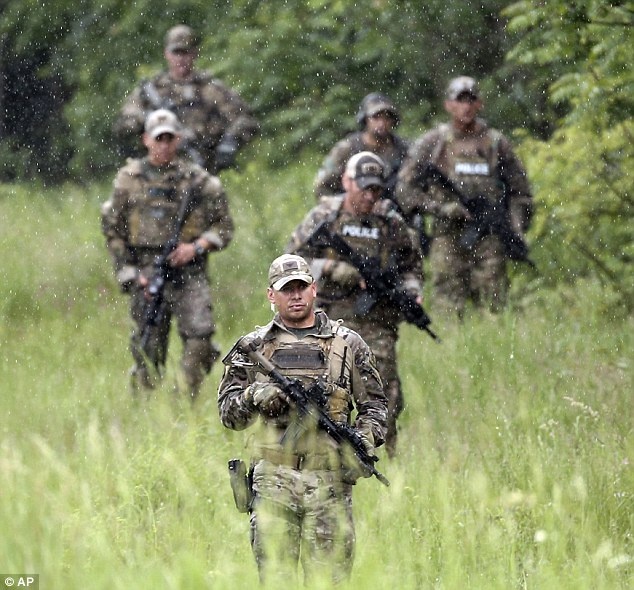 Toan canh mot tuan vu vuot nguc chan dong nuoc My hinh anh