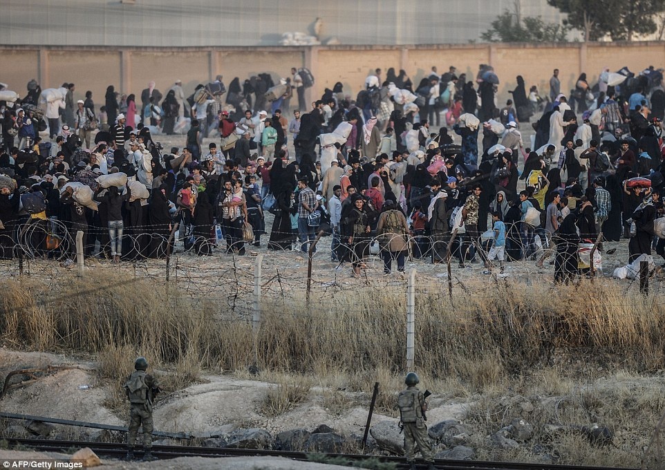 Do lo sợ về cuộc sống dưới sự cai trị của phiến quân Nhà nước Hồi giáo, hàng nghìn người tị nạn Syria đã chạy trốn đến thành phố Tel Abyad, nơi gần biên giới với Thổ Nhĩ Kỳ, để hy vọng một cuộc sống an toàn.