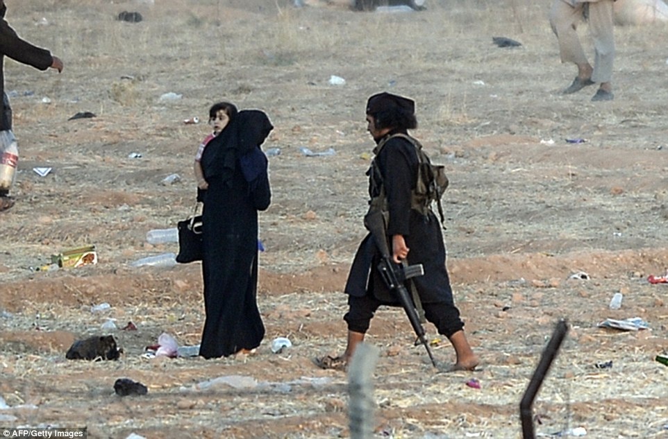 Phiến quân IS sẵn sàng dùng súng trường AR-15 để bắn những người cố gắng chạy trốn.