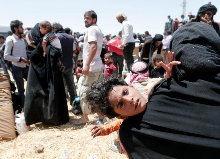 Người tị nạn Syria xếp hàng chờ nhập cảnh vào Thổ Nhĩ Kỳ. Ảnh: EPA
