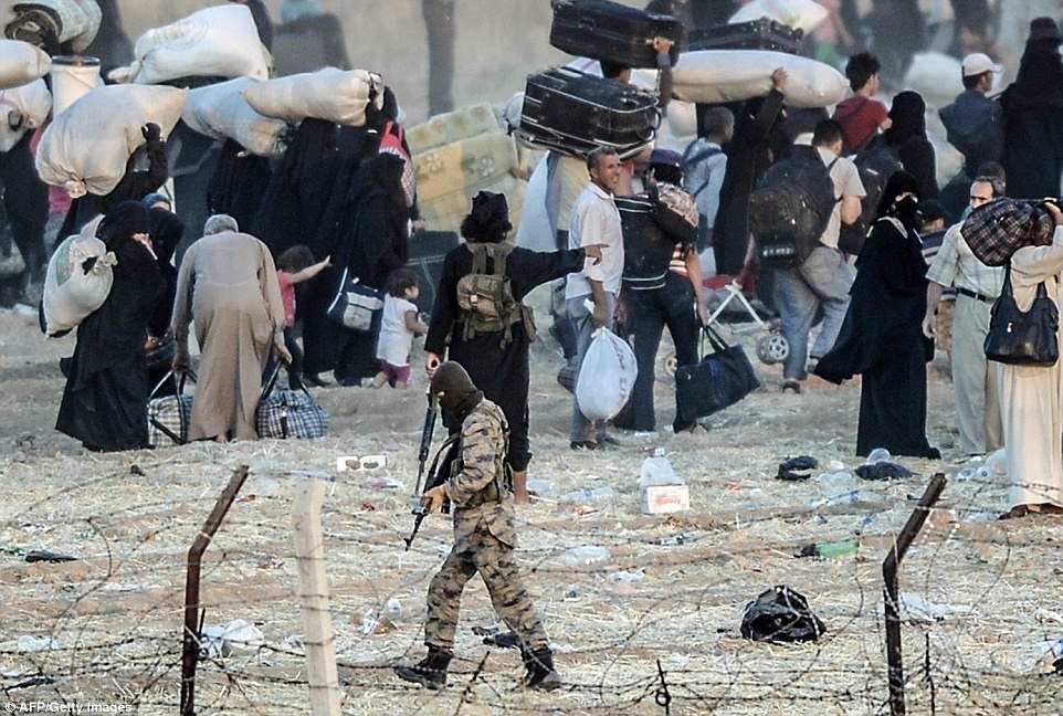 IS đang kiểm soát khoảng một phần ba lãnh thổ Iraq và Syria, bao gồm thành phố Mosul lớn thứ 2 ở Iraq. Tại những vùng mà IS chiếm đóng, phiến quân áp dụng Luật Hồi giáo Sharia hà khắc cùng nhiều hình phạt tàn bạo để cai trị người dân.