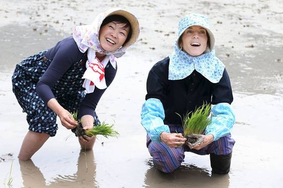 Phu nhan thu tuong Nhat Ban xan quan di cay hinh anh