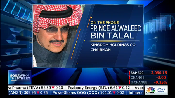 Kênh truyền hình yêu thích của Hoàng thân Alwaleed là kênh CNBC. Ông cũng từng xuất hiện trên kênh này trong một vị trí khách mời. Ngoài ra, Business Insider cho biết hoàng thân chỉ ngủ khoảng 4 tiếng mỗi ngày. Ông bắt đầu đi ngủ từ 4h sáng và dậy sau 9h. Bữa ăn lớn trong ngày của ông diễn ra lúc 20h. Ảnh: CNBC
