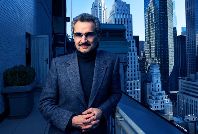 Ông Alwaleed tại khách sạn Plaza Hotel ở New York, nơi ông nắm 25% cổ phần. Plaza Hotel là một trong những địa điểm nổi bật ở trung tâm tài chính của Mỹ. Một số tờ báo cho biết, vị hoàng thân đang tìm cách mua lại cổ phần của tất cả thành viên hội đồng quản trị khách sạn nhưng chưa đi đến thỏa thuận cuối cùng. Ngoài ra, ông Alwaleed cũng sở hữu khách sạn Savoy 5 sao ở London. Ảnh: Vanity Fair