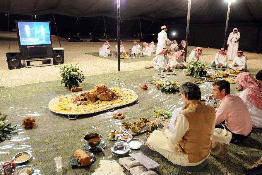 Ông Alwaleed cùng dùng bữa tối với những cộng sự tại trang trại riêng ở ngoại ô thủ đô Riyadh. Tại đây, hoàn thân cho tái hiện lại khung cảnh của thắng cảnh Grand Canyon. Những công trình trong trang trại rộng 48,5 hecta gồm một sở thú thu nhỏ, nhiều chuồng ngựa và 5 hồ nhân tạo. Một trong những hoạt động giải trí mà ông thích nhất là đi săn bắn. Ảnh: AFP