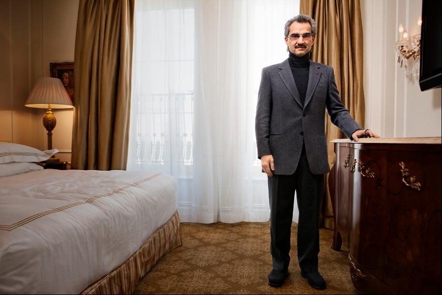 Dinh thự riêng của ông Alwaleed tại thủ đô Riyadh hoàn toàn làm bằng cẩm thạch. Tòa nhà có 420 phòng, 2 bể bơi và một sân chơi tennis. Ảnh: Forbes