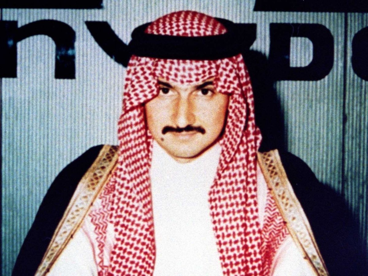 Ảnh của Hoàng thân Alwaleed chụp năm 1994. Sau khi tốt nghiệp một trường đại học ở Mỹ, hoàng thân nhận từ bố một món quà trị giá <abbr class=