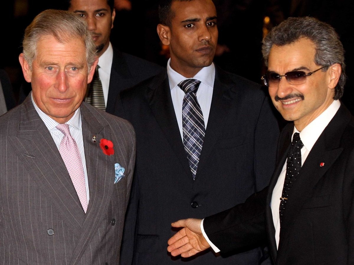 Hoàng thân Alwaleed gặp Thái tử Charles của nước Anh. Là thành viên hoàng tộc cũng như một doanh nhân nổi tiếng, Hoàng thân Alwaleed có nhiều dịp gặp các ngôi sao và chính trị gia nổi tiếng. Hoàng gia Anh từng mời ông và phu nhân dự đám cưới của Hoàng tử William và Công nương Kate. Ông cũng có dịp diện kiến Nữ hoàng Elizabeth, Nữ hoàng Rania của Jordan, các tổng thống Pháp Nicolas Sarkozy và Francois Hollande, gặp Michael Jackson lúc ông vua nhạc pop còn sống. Ảnh: AFP