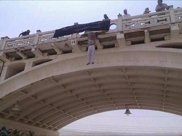 Al-Qaeda treo thi thể một nạn nhân mà chúng vừa hành quyết. Ảnh: 