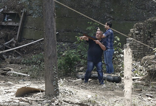 Lực lượng an ninh vũ trang nhanh chóng truy tìm con hổ sau khi họ nhận tin báo. Một người khác cũng bị thương trong vụ tấn công nhưng anh may mắn sống sót.