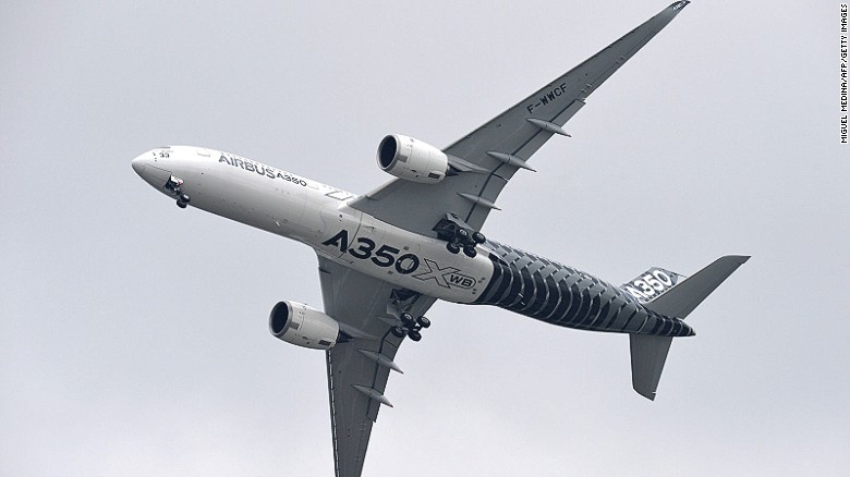 Máy bay A350XWB của hãng Airbus xuất hiện tại Triển lãm Hàng không Paris.