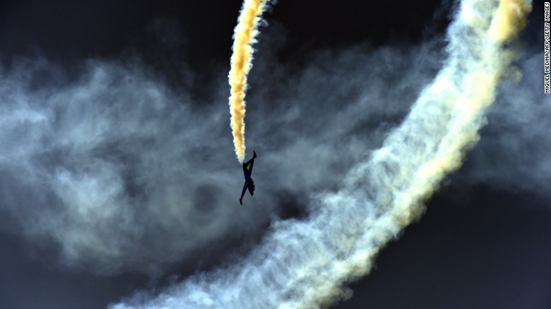 Màn trình diễn nhào lộn của chiếc Fouga Magister CM170 trong triển lãm hàng không Paris vào ngày 17/6.