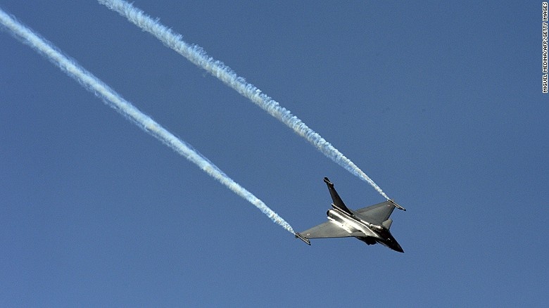 Một máy bay chiến đấu Dassault Rafale của Pháp biểu diễn trên không.