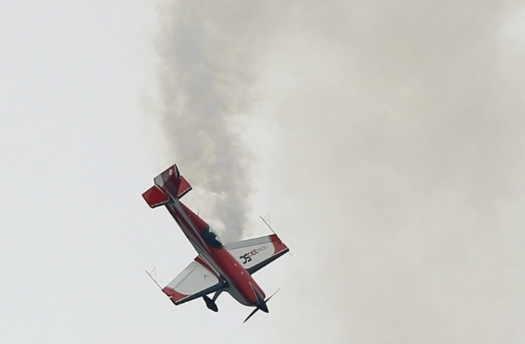 Phi công người Pháp thể hiện màn nhào lộn trên chiếc Extra SC 330. Đây là mẫu máy bay duy nhất 1 người lái do công ty Extra Aircraft, đơn vị chuyên về máy bay trình diễn, sản xuất.