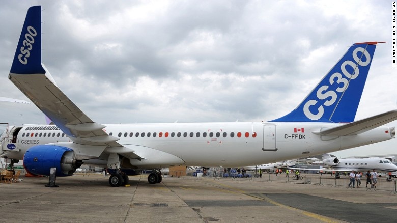 Máy bay CS300 hai động cơ của hãng Bombardier xuất hiện tại triển lãm. Nó sẽ hoạt động chính thức vào đầu năm 2016. Ngoài những tiết mục ấn tượng, triển lãm cũng là cơ hội để các nhà sản xuất giới thiệu mẫu máy bay dân sự và quân sự mới.