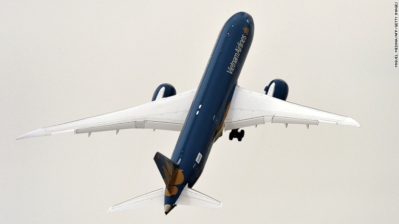 Máy bay Boeing 787-9 Dreamliner do hãng Vietnam Airlines đặt mua từ Boeing. Đoạn phim máy bay cất cánh gần đạt góc thẳng đứng khi xuất phát từ Washington để đến Paris thu hút sự chú ý của báo chí nước ngoài.