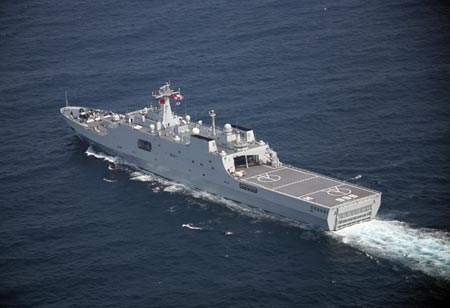 Trung Quoc ngang nhien dua tau chien toi Da Vanh Khan hinh anh