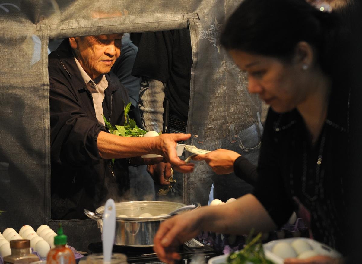 Một quầy hàng bán hột vịt lộn ở chợ đêm. Hồi năm 2014, hơn 5.000 lượt khách đến chợ mỗi đêm. Ban tổ chức kỳ vọng sự kiện sẽ thu hút nhiều người viếng thăm hơn năm ngoái.