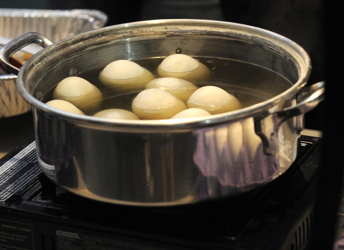 Trứng vịt lộn luộc, một trong những món ăn vặt phổ biến tại chợ đêm của cộng đồng Việt kiều. Trang OCRegister cho biết, thực khách rất dễ tìm thấy những món ăn đặc sản Việt Nam tại đây.