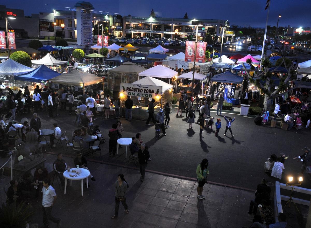 Chợ đêm của cộng đồng người Việt tại Mỹ diễn ra gần trung tâm mua sắm Asian Garden Mall ở thành phố Westminster, Quận Cam. Sự kiện này bắt đầu từ năm 2011 và diễn ra đều đặn hàng năm đến nay.