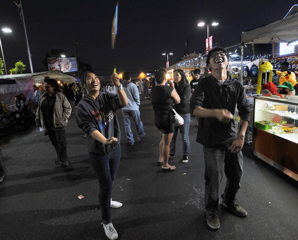 Cho dem soi dong cua nguoi Viet tai My hinh anh