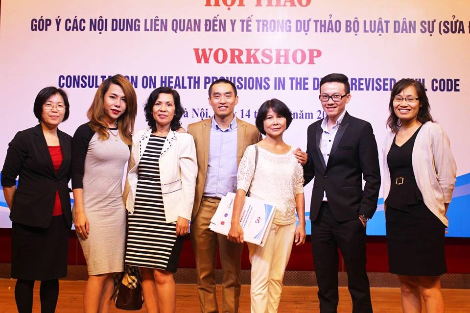 Tố An (thứ 2 từ trái qua) và Hải Minh (thứ 2 từ phải qua) tham dự hội thảo 