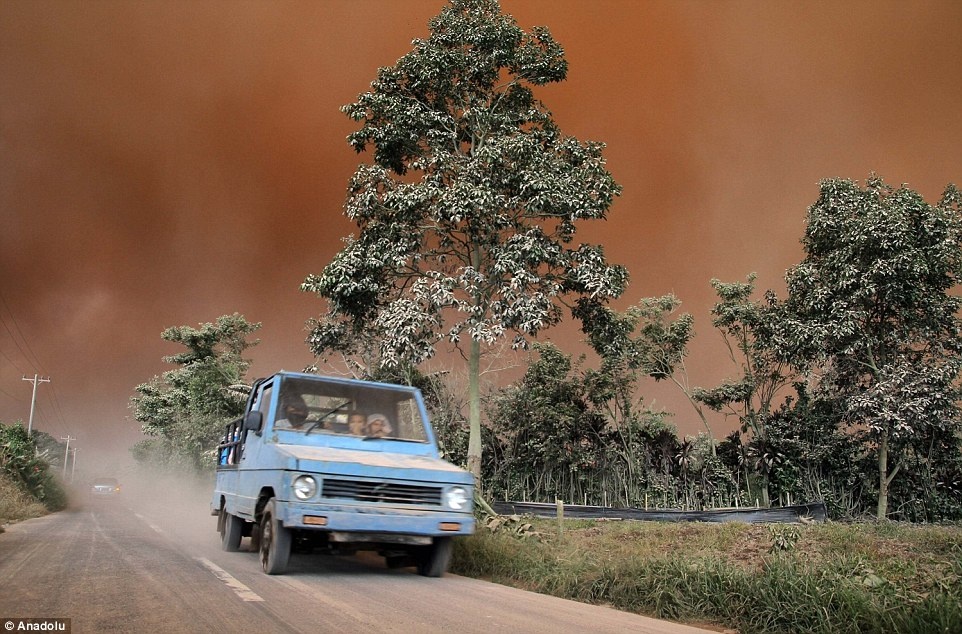 Một người dân tên Tri Budiarto cho biết, dân làng sử dụng mọi phương tiện như xe máy, ôtô hoặc xe quân sự để chạy thoát khỏi vùng ảnh hưởng của núi lửa. Đã nhiều ngày trôi qua, núi Sinabung vẫn phun nham thạch và nhả khói trong bán kính 3 km.