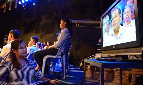 Cô Sokhayouk theo dõi khi chương trình Không phải là giấc mơ đang diễn ra. Ảnh: Guardian