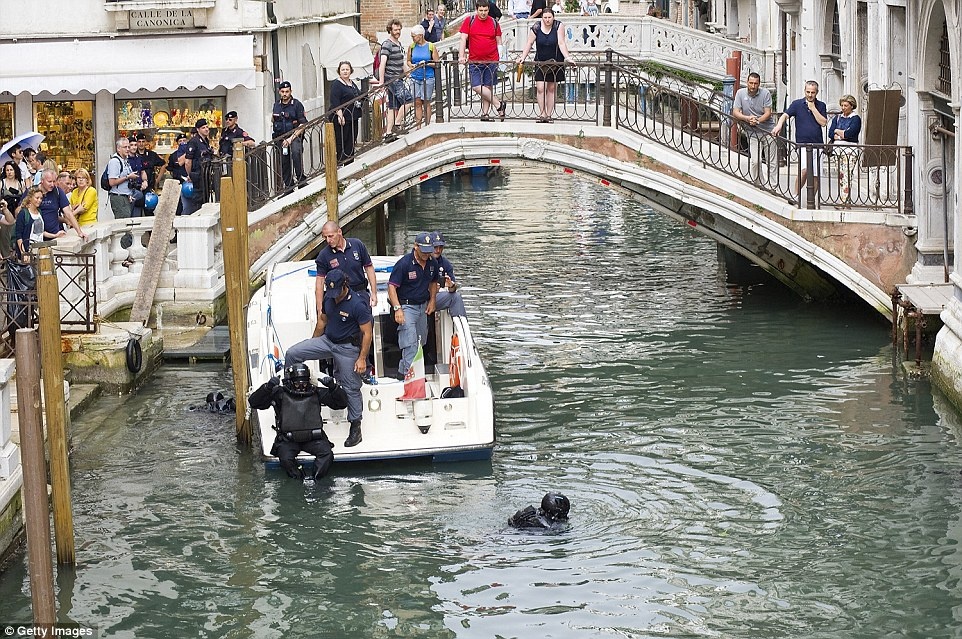 Do bà Obama tham quan Venice bằng thuyền nên chính quyền phải tổ chức kiểm tra ở tất cả con kênh.