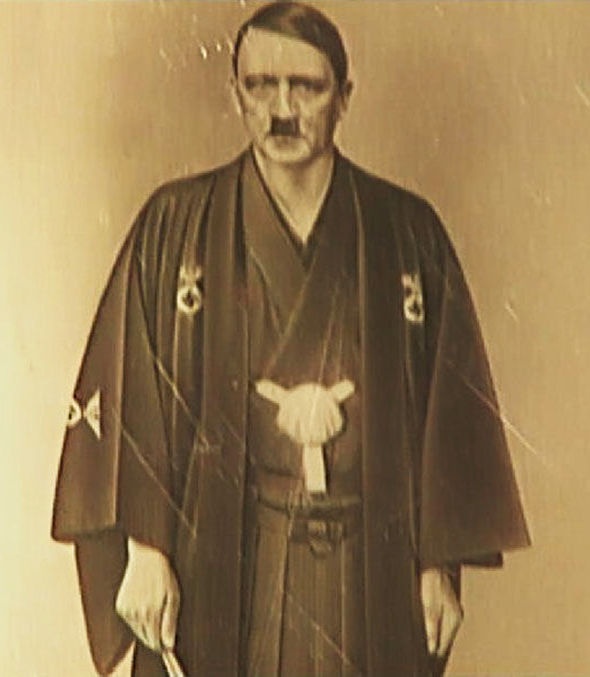 Hitler chụp ảnh mặc kimono có thể nhằm biểu thị sự đoàn kết hợp tác với phát xít Nhật. Ảnh: Daily Mail