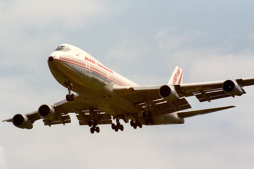 Ngày 23/6/1985, máy bay Boeing của hãng Air India cất cánh từ Toronto (Canada) để đến sân bay Heathrow tại London (Anh), số hiệu chuyến bay là 182. Tuy nhiên, giữa hành trình, một quả bom trên máy bay phát nổ khiến toàn bộ 329 người thiệt mạng. Lúc này, phi cơ đạt độ cao 9.400 m, vị trí ở ngoài khơi Ireland và chỉ còn cách điểm đến khoảng 45 phút. Ảnh: Hindustan Times