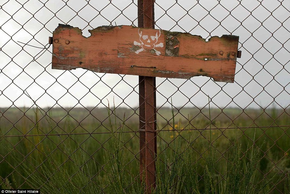 Một biển báo cấm người ở ngoài hiện trường trận chiến Verdun. Bên cạnh bom, mìn, mảnh đất này còn ngấm chất đọc arsenic nồng độ cao.