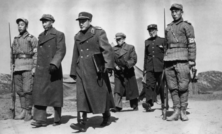 Tướng Lee Sang Cho của Triều Tiên (thứ 3 từ trái sang) và Tướng Hsien Fang của Trung Quốc (thứ 2 từ trái) rời cuộc họp đàm phán hòa bình do Liên Hợp Quốc làm trung gian tại khu vực Panmunjom ngày 29/10/1951.