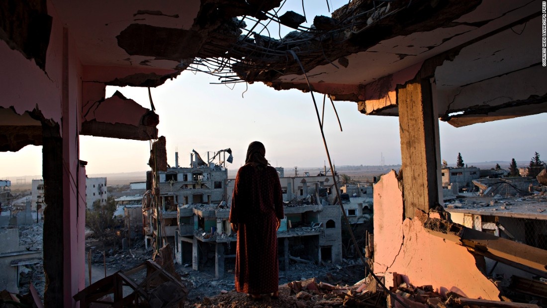 Một phụ nữ nhìn ra ngôi nhà sụp đổ sau những trận chiến tên lửa. Phóng viên Levine đã theo sát tình hình xung đột Gaza hàng chục năm. 