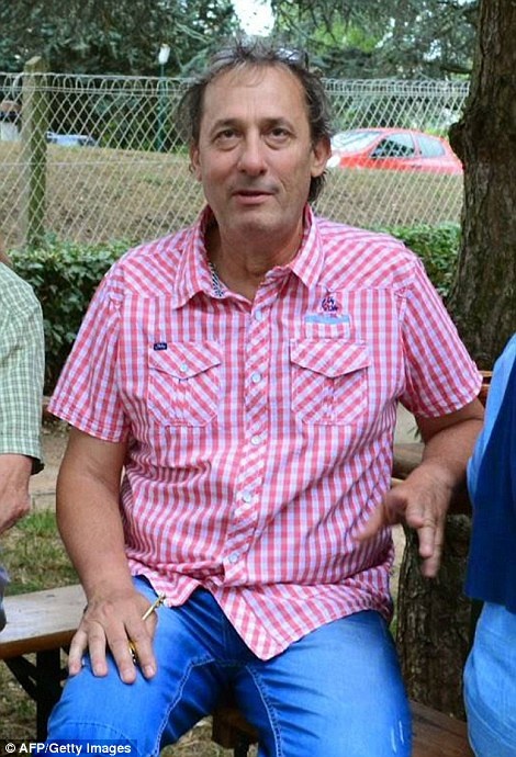 Cảnh sát xác định nạn nhân bị giết là ông Herve Cornara, chủ của nhà máy ATC-colicom tại Chassieu (tỉnh Rhône). Nguồn tin cho biết, nghi phạm Yassin Salhi đã đăng ảnh y 