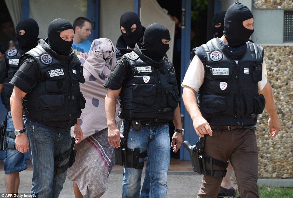 Cảnh sát dẫn một phụ nữ và một trẻ em chưa rõ danh tính rời căn nhà để đến cơ quan điều tra. Ảnh: