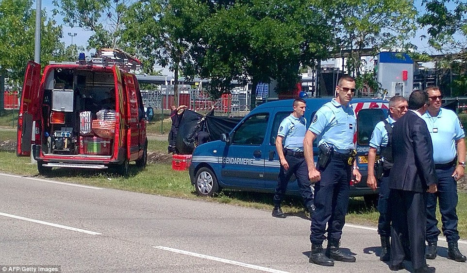  Cảnh sát Pháp phong tỏa hiện trường nhà máy của công ty Air Products. Ảnh: AFP