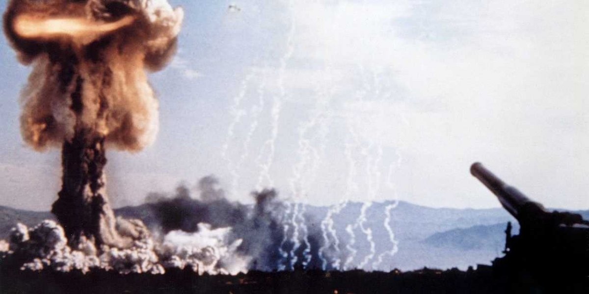 Vì sức hủy diệt khủng khiếp đủ tàn phá hàng loạt thành phố, bom hạt nhân không phải là vũ khí có thể tùy tiện triển khai trong các trận chiến. Trong thời Chiến tranh Lạnh, các chuyên gia nảy sinh khái niệm về 