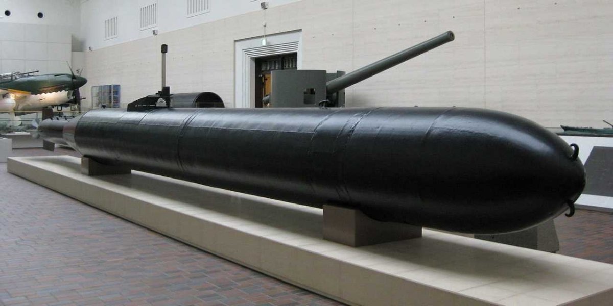 Hải quân Nhật sản xuất ngư lôi Kaiten và sử dụng từ năm 1944 đến 1945. Đây là loại thủy lôi có người lái, thuộc chương trình vũ khí tự sát mà Nhật Bản triển khai mạnh mẽ cho đến khi chiến tranh kết thúc. Sau khi phóng từ tàu ngầm, một thủy thủ sẽ điều khiển thủy lôi hướng về mục tiêu kẻ địch để gia tăng sức hủy diệt đến mức tối đa.