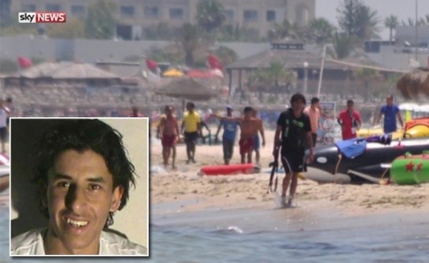 Kẻ tấn công ở Tunisia đã đi dọc bờ biển, đùa giỡn cùng một số du khách, trước khi bắt đầu vụ tấn công. Ảnh: SKy News