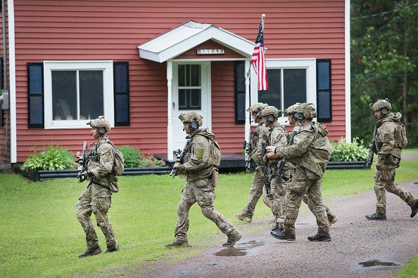 Ngày 27/6: Cảnh sát tin rằng Sweat chưa thể chạy xa nên họ tập trung lùng sục trong khu vực này. Khoảng 1.200 nhân viên an ninh địa phương và cấp bang, cấp liên bang tham gia tìm kiếm các thị trấn Malone và Duane gần biên giới Canada. Trong khi đó, các bác sĩ ở Trung tâm y tế Albany bắt đầu khám nghiệm tử thi của Matt.