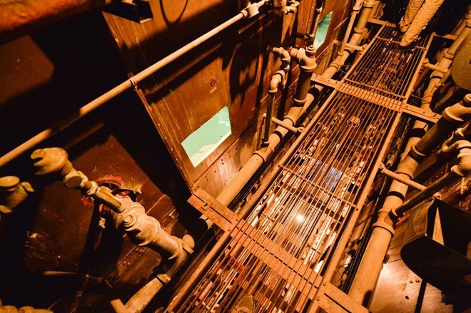 Chúng lén lút tạo một lỗ hổng vuông ở dưới góc giường, từ đó tìm đường đến đường ống ngầm của nhà tù rồi tẩu thoát ra ngoài. NBC cho biết, đây là vụ vượt ngục đầu tiên trong lịch sử 150 năm của trại cải tạo Clinton, nhà giam an ninh nghiêm ngặt nhất bang New York. Ảnh: NYT