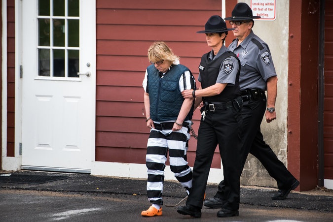 Ngày 12/6: Cảnh sát bắt Joyce Mitchell (51 tuổi) vì liên quan đến sự việc. Mitchell là nhân viên tại xưởng may trong nhà tù, nơi Matt và Sweat làm việc. Theo nhà điều tra, Mitchell khai rằng cô và Matt có quan hệ tình cảm với nhau. Ảnh: NYT