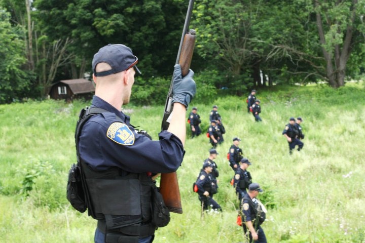 Ngày 23/6: Cảnh sát phát hiện dấu vết ADN của Matt trong căn nhà gỗ bỏ hoang ở vùng Owls Head, cách trại giam Clinton khoảng 30 km. Ảnh: AP