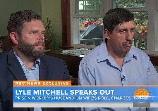 Cùng ngày, ông Lyle Mitchelle nói với báo USA Today rằng, vợ ông thừa nhận việc lén lút đưa công cụ giúp hai tên tội phạm bỏ trốn. Tuy nhiên, cô phủ nhận chuyện quan hệ tình dục với Matt hoặc Sweat như nghi vấn của cơ quan điều tra. Ảnh: LA Times