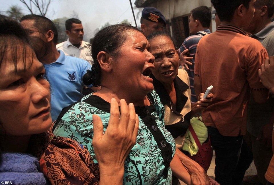 Thân nhân của một người trên máy bay khóc thân khi đến hiện trường vụ tai nạn. Tham mưu trưởng không quân Indonesia Agus Supriatna cho biết chiếc C-130 chở 113 người, bao gồm 12 thành viên phi hành đoàn và 101 khách. Ảnh: EPA