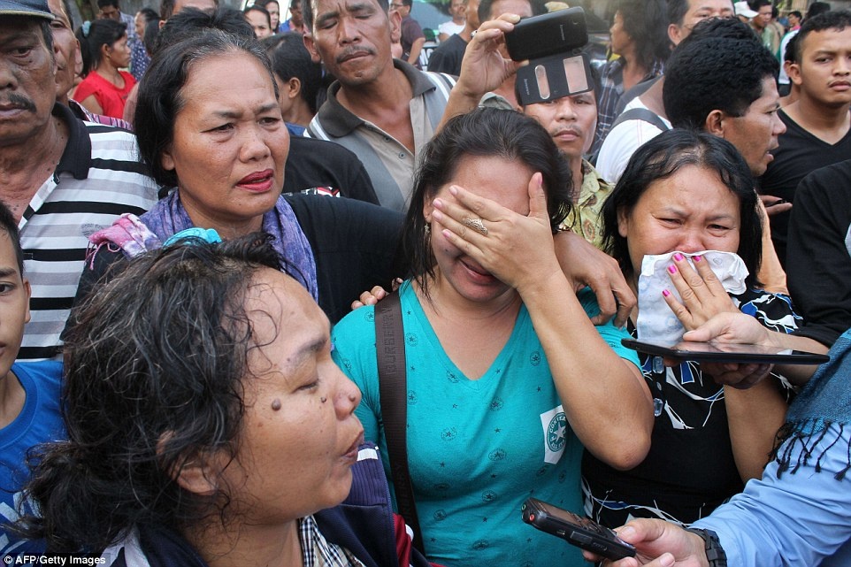 Nguoi than tuyet vong khi toi hien truong may bay roi hinh anh