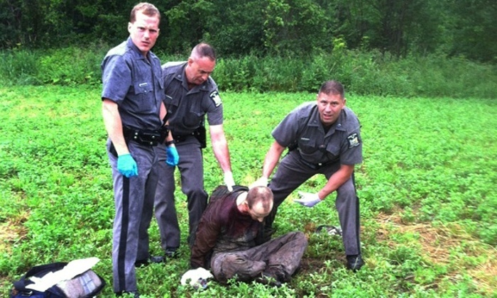 Cảnh sát New York bắt sống tội phạm vượt ngục David Sweat ngày 29/6. Ảnh: AP